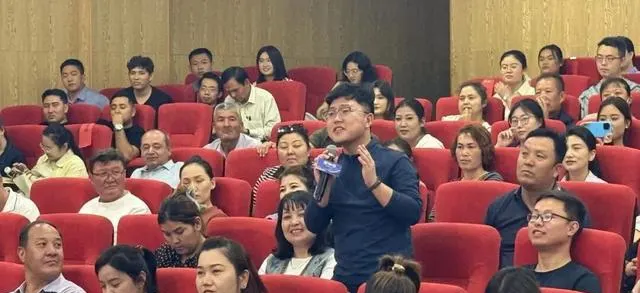 电影《万桐书》沙雅路演现场座无虚席，胡杨林实景拍摄引本地观众共鸣 现场图