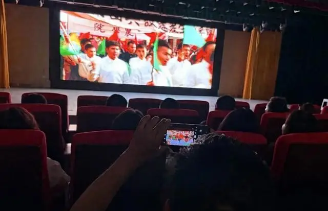 电影《万桐书》沙雅路演现场座无虚席，胡杨林实景拍摄引本地观众共鸣 资讯配图