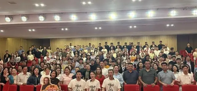 电影《万桐书》沙雅路演现场座无虚席，胡杨林实景拍摄引本地观众共鸣 相关图片