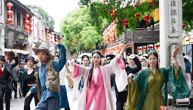 福州“电影+”试点五一落地：票根变通兑券，银幕角色巡游古街引爆假日消费新场景 现场图