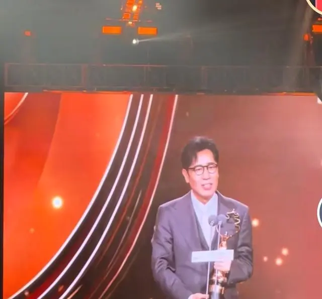 于和伟凭《悬崖之上》获第十一届北影节天坛奖最佳男主角 现场图