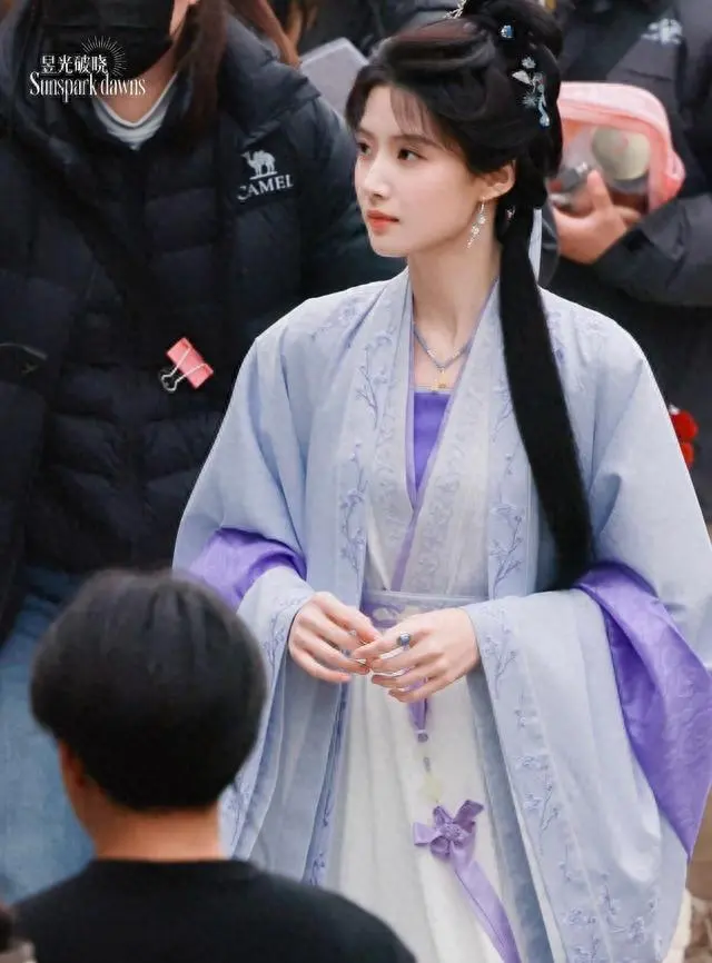 卢昱晓《何不同舟渡》片场路透引争议 檀健次丧礼戏情绪中断 资讯配图